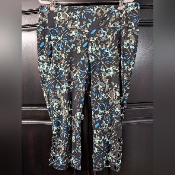 Lane Bryant LIVI High-Rise LIVI Soft Capri Legging Strappy Hem 22/24 - Picture 2 of 3